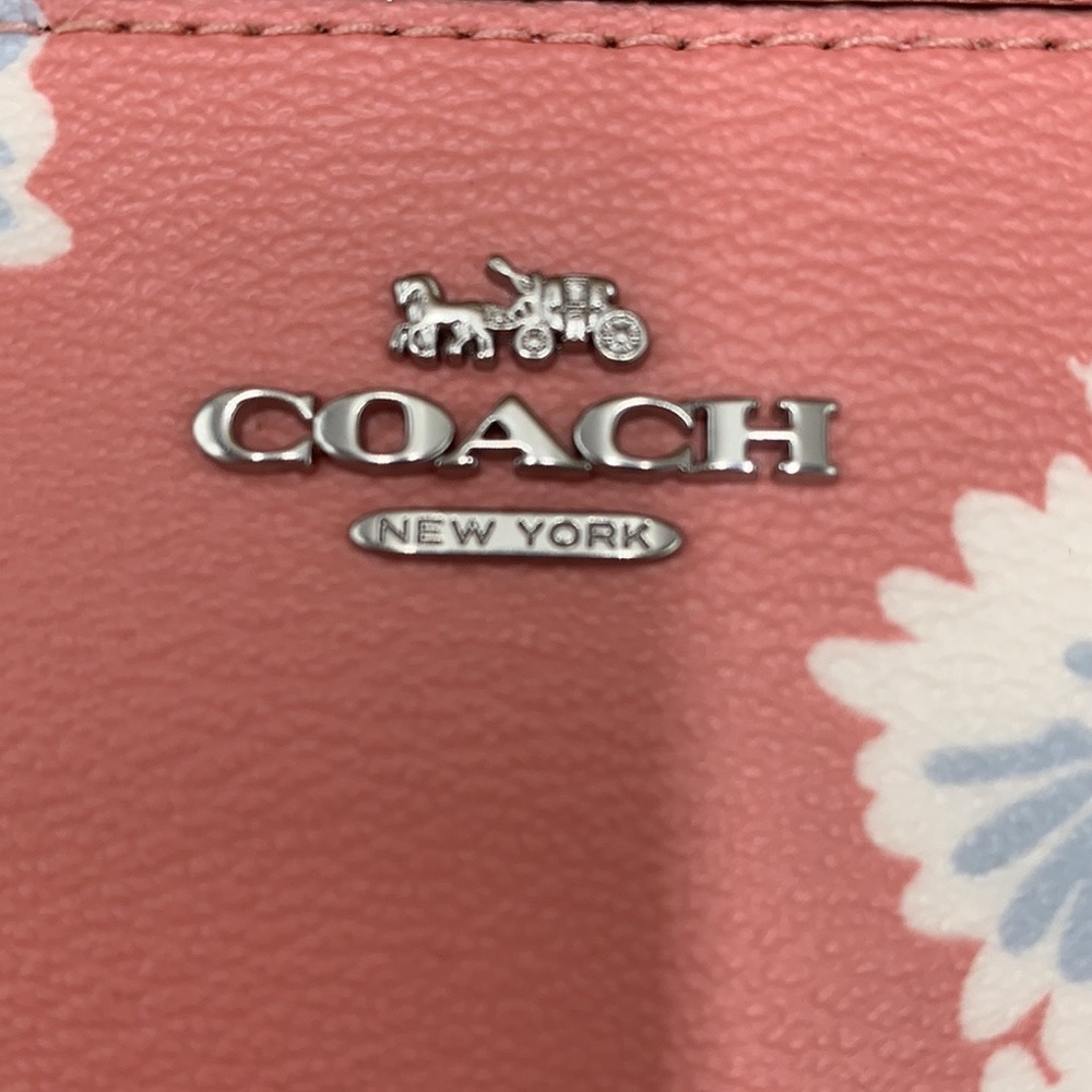 COACH Boxed Corner Zip Wristlet With Daisy Print COLOR:
Silver/Bubblegum… - Picture 15 of 16